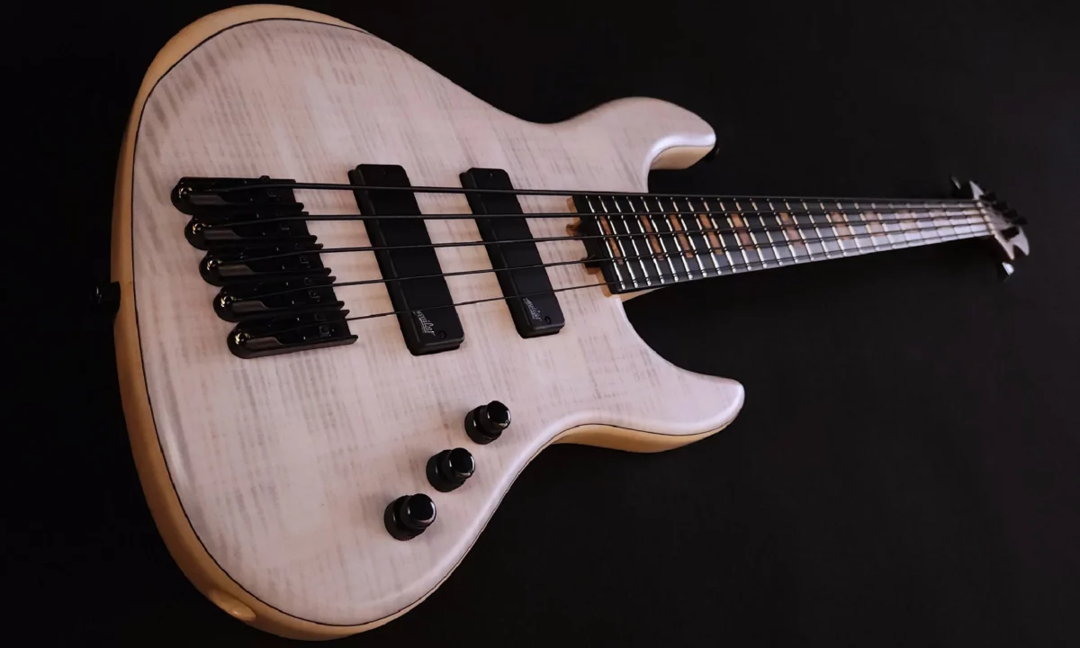 Myra 5 S white metallic finish